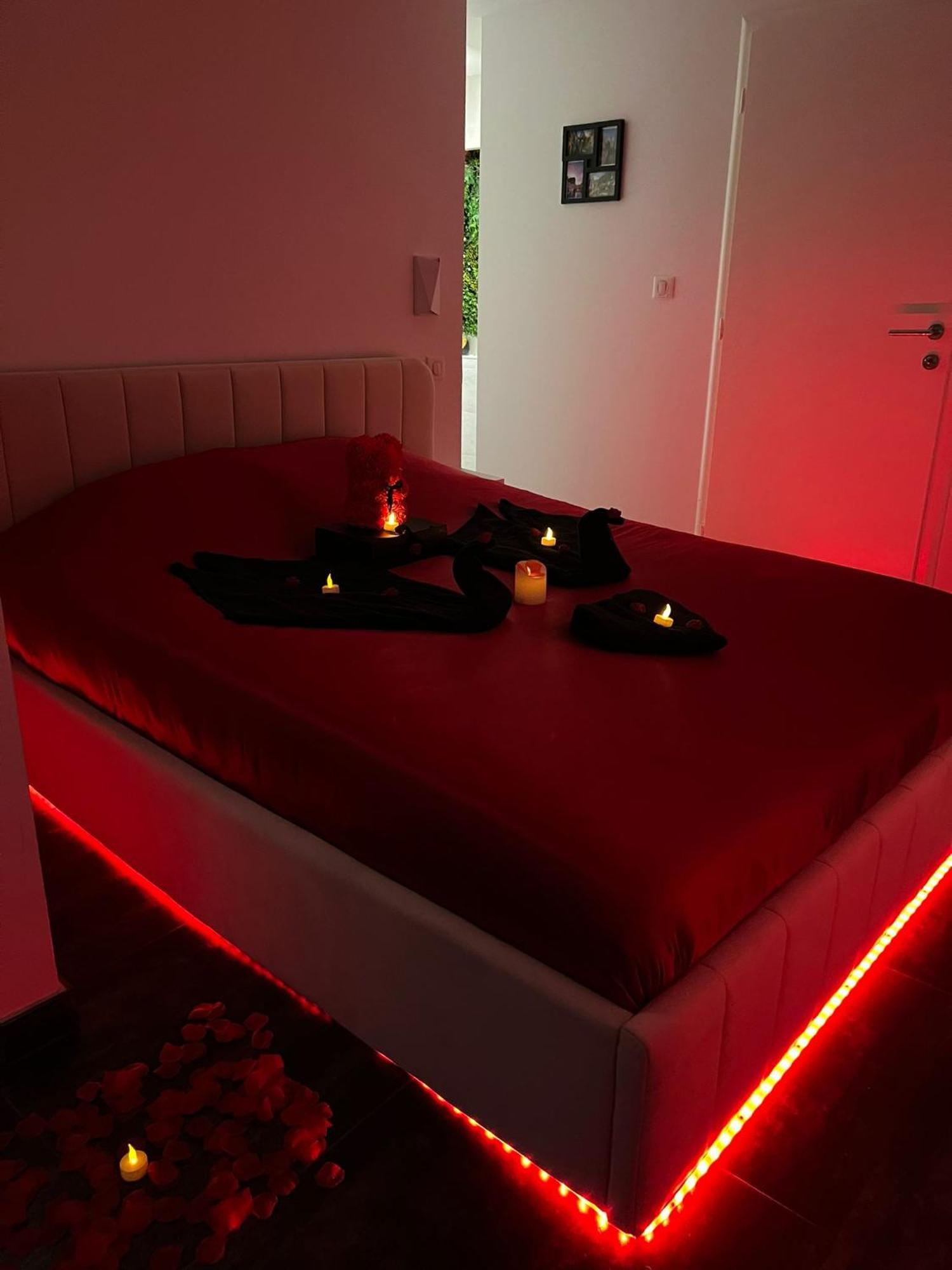 Love Room: Aux Plaisirs Des Sens Jacuzzi Prive Barr Exterior foto