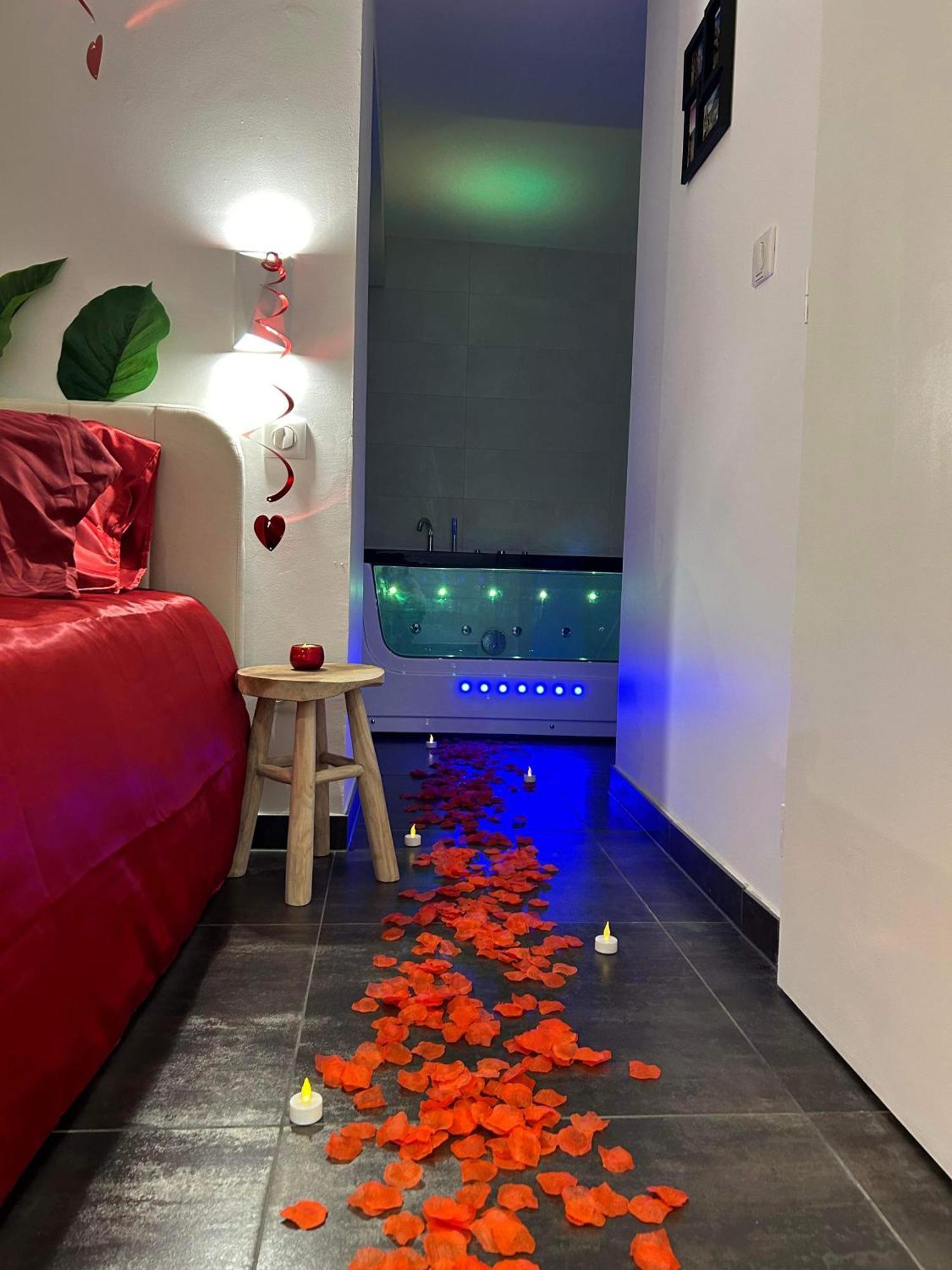 Love Room: Aux Plaisirs Des Sens Jacuzzi Prive Barr Exterior foto